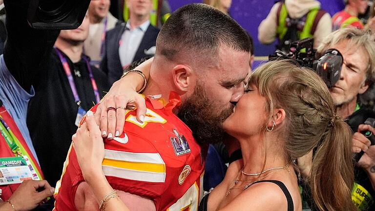 Taylor Swift küsst Travis Kelce       -  Trennungsgerüchte um Taylor Swift und Travis Kelce sorgen für Wirbel