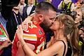 Taylor Swift küsst Travis Kelce       -  Trennungsgerüchte um Taylor Swift und Travis Kelce sorgen für Wirbel