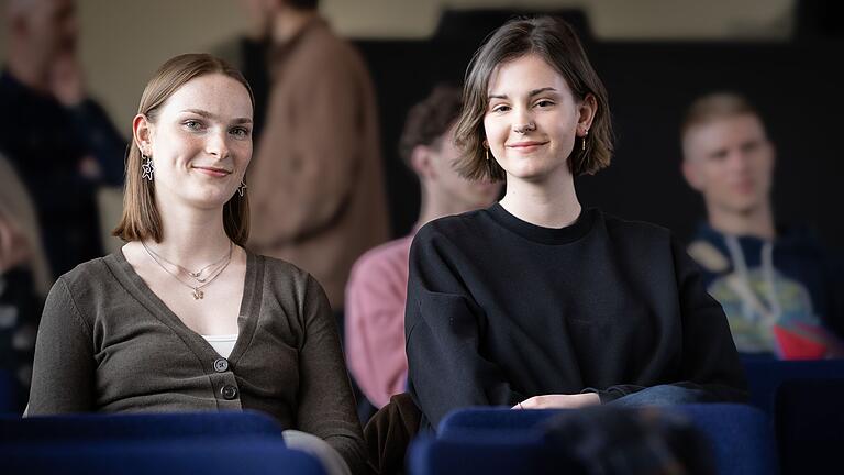 Paula Hoberg und Kristina Fuchs beim Jugendforum in der Aula der ehemaligen Mozartschule.
