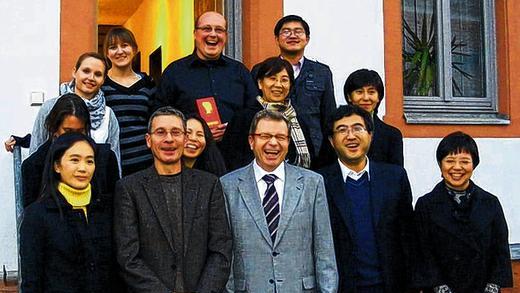 Besuch aus China       -  (imro)   Chinesische Wissenschaftler und Jugendarbeiter besuchten das Schüler-, Jugend- und Kulturzentrum Mädelhofen. Bürgermeister Alfred Endres (vorne Mitte) und Gemeindejugendpfleger Michael Langenhorst (hinten Mitte) begrüßten die Gäste. Die Chinesen informierten sich über das Konzept der Gemeindejugendarbeit Waldbüttelbrunn. Insbesondere besprachen sie die Inklusion und Integration von benachteiligten Jugendlichen. Die Besucher hatten viele Fragen mitgebracht. So wollten sie beispielsweise das System der Ferienbetreuung und die Motivation der Jugendarbeiter in Deutschland näher kennenlernen. Mit im Bild ist Kreisjugendpfleger Stephan Junghans (vorne, Zweiter von links), der Leiter der Delegation Xu Lu (vorne, Zweiter von rechts) sowie die pädagogischen Mitarbeiterinnen (hinten links) Sophia Amrehn und Lilli Funk.