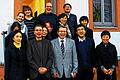 Besuch aus China       -  (imro)   Chinesische Wissenschaftler und Jugendarbeiter besuchten das Schüler-, Jugend- und Kulturzentrum Mädelhofen. Bürgermeister Alfred Endres (vorne Mitte) und Gemeindejugendpfleger Michael Langenhorst (hinten Mitte) begrüßten die Gäste. Die Chinesen informierten sich über das Konzept der Gemeindejugendarbeit Waldbüttelbrunn. Insbesondere besprachen sie die Inklusion und Integration von benachteiligten Jugendlichen. Die Besucher hatten viele Fragen mitgebracht. So wollten sie beispielsweise das System der Ferienbetreuung und die Motivation der Jugendarbeiter in Deutschland näher kennenlernen. Mit im Bild ist Kreisjugendpfleger Stephan Junghans (vorne, Zweiter von links), der Leiter der Delegation Xu Lu (vorne, Zweiter von rechts) sowie die pädagogischen Mitarbeiterinnen (hinten links) Sophia Amrehn und Lilli Funk.