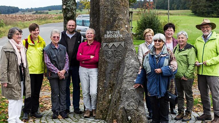 200 Jahre Verwaltungsreform: Zu den Dreifrankensteinen gewandert       -  (rt)   Am neuen Dreifrankenstein nahe des Geiselwinder Ortsteils Sixtenberg und 1979 am Schnittpunkt von Unter-, Ober-und Mittelfranken errichtet, begrüßte die zweite Bürgermeisterin von Geiselwind, Annemarie Mauer, geschichtsinteressierte Wanderfreunde aus Wiesenbronn, Prichsenstadt und Wiesentheid. Eingeladen hatte der Initiativkreis Kultur, Geschichte und Archäologie im Kitzinger Land und das mit geschichtlichem Hintergrund: Anlass war die Inkraftsetzung der Verwaltungsreform im Königreich Bayern vor exakt 200 Jahren am 1. Oktober 1817. Monika Conrad gab einen historischen Überblick zur Dreiteilung Frankens in Bayern. Gewandert wurde anschließend ab Geiselwind zum alten Dreifrankenstein bei Ebersbrunn, wo bis 1972 die Grenze der drei Regierungsbezirke war. Unterwegs erläuterte Elisabeth Beck die Geschichte der Kirche in Füttersee mit ihrem spätgotischen Flügelaltar. Im Bild: die Gruppe am neuen Dreifrankenstein mit Annamarie Mauer (Dritte von rechts).