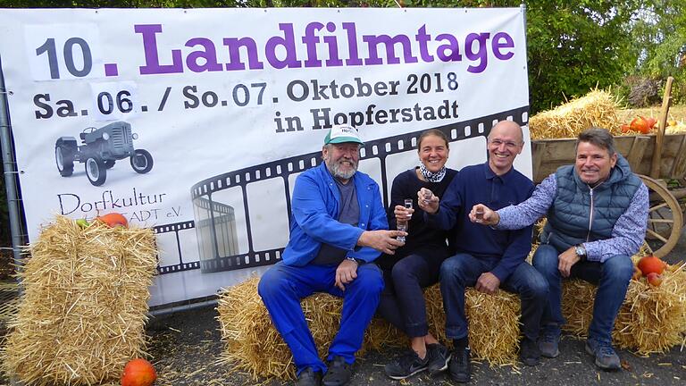 Auf das erste runde Jubiläum der Hopferstadter Landfilmtage stoßen (v.l.) Josef Leimig, Sonja Härtlein, Gerd Dobner und Ingbert Häußlein an.



 Foto: Hannelore Grimm