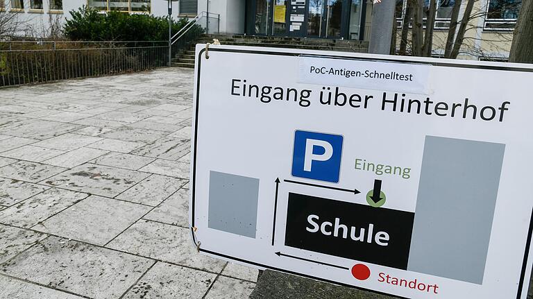 Die klare Beschilderung soll verhindern, dass zu testende Personen und Schüler aufeinander treffen. Die klare Beschilderung soll verhindern, dass zu testende Personen und Schüler aufeinander treffen. 