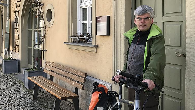 Bereit zur täglichen Runde: Der Wiesenbronner&nbsp; Bürgermeister Volkhard Warmdt fährt jeden Tag mit seinem E-Bike durch den Ort.