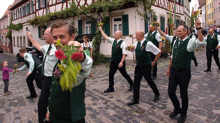 Am Schützenmittwoch schlängelt sich der Umzug der Schützen wieder durch die Altstadt. Am Schützenmittwoch schlängelt sich der Umzug der Schützen wieder durch die Altstadt.