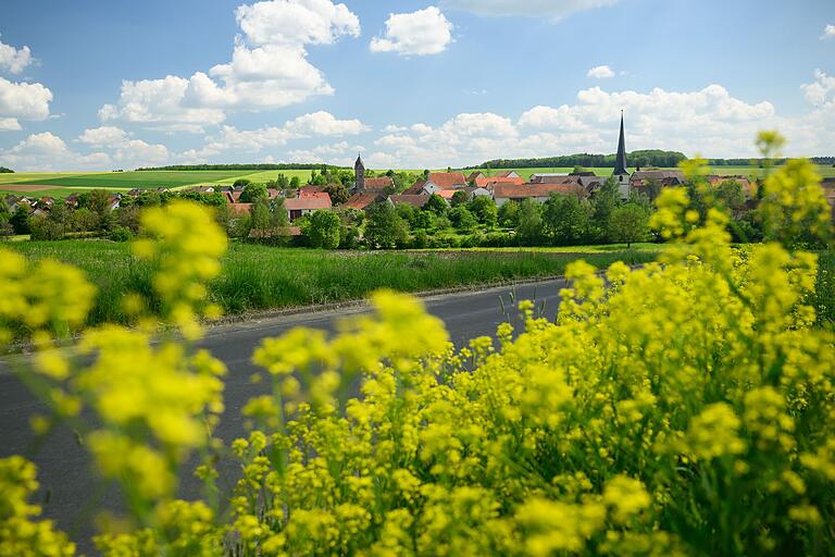 Einmal umdrehen bitte: Auf der Kuppe in Richtung Stadtlauringen gibt es einen wunderbaren Blick auf Altenmünster. Einmal umdrehen bitte: Auf der Kuppe in Richtung Stadtlauringen gibt es einen wunderbaren Blick auf Altenmünster.