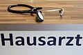 Hausarztpraxis       -  Ein Hausarzt in Spenge wird von einem Patienten zusammengeschlagen - jetzt fordern Mediziner eine Strafrechtsverschärfung. (Symbolbild)