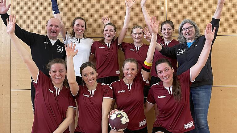 Auf dem Foto hinten von links Trainer Frank Dittmar, Sophia Weigand, Laura Suhl, Verena Kempf, Melissa Englert, Betreuerin Anja Suhl; vorne von links Marie Lauth, Nadine Memmel, Corinna Ott, Stephanie Kerner; Es fehlen: Emma Memmel und Carina Zeitner. Auf dem Foto hinten von links Trainer Frank Dittmar, Sophia Weigand, Laura Suhl, Verena Kempf, Melissa Englert, Betreuerin Anja Suhl; vorne von links Marie Lauth, Nadine Memmel, Corinna Ott, Stephanie Kerner; Es fehlen: Emma Memmel und Carina Zeitner.