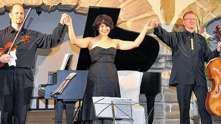 Musikalische Seelenreise: Yaakov Rubinstein (Violine), Halida Dinova (Klavier) und Martin Rummel (Cello) boten beim ersten Konzert des 8. Internationalen Kammermusikfestes Schloss Wonfurt Einblicke in die Seelenlandschaft des Komponisten Antonin Dvorak. Musikalische Seelenreise: Yaakov Rubinstein (Violine), Halida Dinova (Klavier) und Martin Rummel (Cello) boten beim ersten Konzert des 8. Internationalen Kammermusikfestes Schloss Wonfurt Einblicke in die Seelenlandschaft des Komponisten Antonin Dvorak.