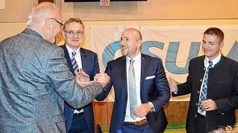 Alexander Hoffmann (Mitte) wurde nach der Wahl (von links) von seinem Vorgänger Wolfgang Zöller und den Landtagsabgeordneten und Kreisvorsitzenden Berthold Rüth und Thorsten Schwab gratuliert. Alexander Hoffmann (Mitte) wurde nach der Wahl (von links) von seinem Vorgänger Wolfgang Zöller und den Landtagsabgeordneten und Kreisvorsitzenden Berthold Rüth und Thorsten Schwab gratuliert.