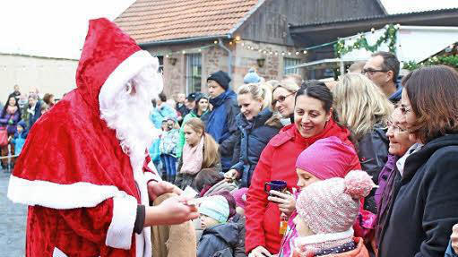 Für die kleinen Marktbesucher hatte der Weihnachtsmann Süßigkeiten mitgebracht. Foto: Steffen Vetter - Für die kleinen Marktbesucher hatte der Weihnachtsmann Süßigkeiten mitgebracht. Foto: Steffen Vetter Für die kleinen Marktbesucher hatte der Weihnachtsmann Süßigkeiten mitgebracht. Foto: Steffen Vetter - Für die kleinen Marktbesucher hatte der Weihnachtsmann Süßigkeiten mitgebracht. Foto: Steffen Vetter