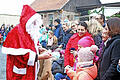 Für die kleinen Marktbesucher hatte der Weihnachtsmann Süßigkeiten mitgebracht. Foto: Steffen Vetter       -  Für die kleinen Marktbesucher hatte der Weihnachtsmann Süßigkeiten mitgebracht. Foto: Steffen Vetter
