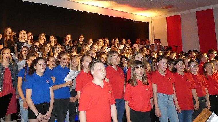 Sommerkonzert an der Eberner Dr.-Ernst-Schmidt Realschule - Lang anhaltender Applaus war die Belohnung für die 180 Schülerinnen und Schüler der Dr.-Ernst-Schmidt Realschule Ebern für ihre fantastischen Darbietungen. Bis zum letzten Platz gefüllt war die Frauengrundhalle am vergangenen Donnerstag beim alljährlichen Sommerkonzert, bei dem sämtliche Jahrgangsstufen vertreten waren. Die Chorklassen 5b/c und 6b/c brillierten mit Liedern wie zum Beispiel „It's good“, „My Land“ oder „See you again“. Das Orchester spielte „Crazy little thing called love“ von Queen genauso hervorragend wie „I will followhHim“ aus Sister Act. Die Zumba Dancers sangen und tanzten gemeinsam „Limbo“, während der Mittelstufenchor mit „A million dreams“ die Fantasie beflügelte. Mit Renesa Durguti, Sophie Schmidt, Bea Hümmer, Annalena Höhn und Yannik Voigt bereicherten gleich fünf begabte Sängerinnen und Sänger die verschiedenen Stücke der Schulband. Besonders die Schüler freuten sich, als auch die Erwachsenen auf die Bühne durften. Mit „Lean on me“ und „Stand by me“ zeigte der Lehrerchor, was er einstudiert hatte. Etwas besonderes bot auch die Gruppe „Les meufs & les gars“ unter der Leitung von Lehrerin Heidi Hauguth. Die Mädchen und Jungen des Wahlkurses Französisch der 6. Klassen sangen in französisch „Mama Africa“ und das, obwohl sie nur einmal wöchentlich sich der Fremdsprache widmen. Bernd Schmidt, Fachschaftsleiter Musik, war Hauptorganisator des Abends. Er wurde unterstützt von seinen Fachschaftskollegen Tanja Lorenz und Heiko Müller. Lehrerin Sabine Heinrich moderierte den Abend. Auch Eberns Bürgermeister Jürgen Hennemann zollte den Mitwirkenden Anerkennung. (cl) Sommerkonzert an der Eberner Dr.-Ernst-Schmidt Realschule - Lang anhaltender Applaus war die Belohnung für die 180 Schülerinnen und Schüler der Dr.-Ernst-Schmidt Realschule Ebern für ihre fantastischen Darbietungen. Bis zum letzten Platz gefüllt war die Frauengrundhalle am vergangenen Donnerstag beim alljährlichen Sommerkonzert, bei dem sämtliche Jahrgangsstufen vertreten waren. Die Chorklassen 5b/c und 6b/c brillierten mit Liedern wie zum Beispiel „It's good“, „My Land“ oder „See you again“. Das Orchester spielte „Crazy little thing called love“ von Queen genauso hervorragend wie „I will followhHim“ aus Sister Act. Die Zumba Dancers sangen und tanzten gemeinsam „Limbo“, während der Mittelstufenchor mit „A million dreams“ die Fantasie beflügelte. Mit Renesa Durguti, Sophie Schmidt, Bea Hümmer, Annalena Höhn und Yannik Voigt bereicherten gleich fünf begabte Sängerinnen und Sänger die verschiedenen Stücke der Schulband. Besonders die Schüler freuten sich, als auch die Erwachsenen auf die Bühne durften. Mit „Lean on me“ und „Stand by me“ zeigte der Lehrerchor, was er einstudiert hatte. Etwas besonderes bot auch die Gruppe „Les meufs & les gars“ unter der Leitung von Lehrerin Heidi Hauguth. Die Mädchen und Jungen des Wahlkurses Französisch der 6. Klassen sangen in französisch „Mama Africa“ und das, obwohl sie nur einmal wöchentlich sich der Fremdsprache widmen. Bernd Schmidt, Fachschaftsleiter Musik, war Hauptorganisator des Abends. Er wurde unterstützt von seinen Fachschaftskollegen Tanja Lorenz und Heiko Müller. Lehrerin Sabine Heinrich moderierte den Abend. Auch Eberns Bürgermeister Jürgen Hennemann zollte den Mitwirkenden Anerkennung. (cl)