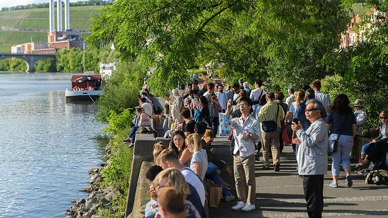 Beliebt wie nie zuvor in einem Monat war Würzburg im Juli. Touristen schätzen Sehenswürdigkeiten und Veranstaltungen ebenso wie die Atmosphäre am Mainufer.