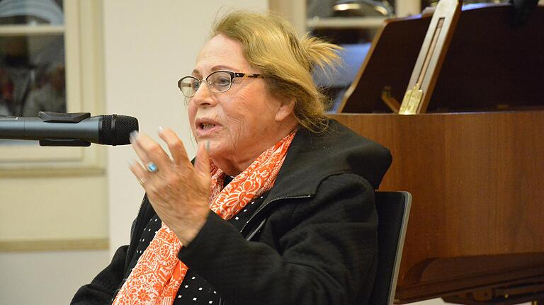 Fesselnder Vortrag über eine ganz schlimme Zeit. Sara Atzmon bei der Gedenkfeier im Alten Amtshaus.