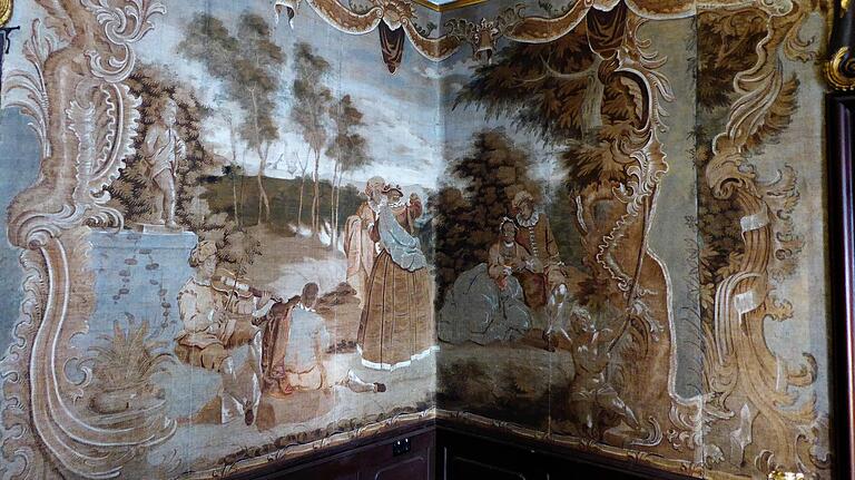 Die Leinwandtapeten im Festsaal des Franck-Hauses sind ein besonderer kunstgeschichtlicher Schatz Die Leinwandtapeten im Festsaal des Franck-Hauses sind ein besonderer kunstgeschichtlicher Schatz