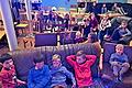 Die Kinder nehmen ihre Plätze ein, bevor der Film 'Löwenherz' nach dem Roman von Astrid Lindgren gezeigt wird. Er hat das Thema 'sein Leben geben für jemanden anderen' zum Thema und vertieft die Thematik der Wortgottesfeier am Karfreitag.