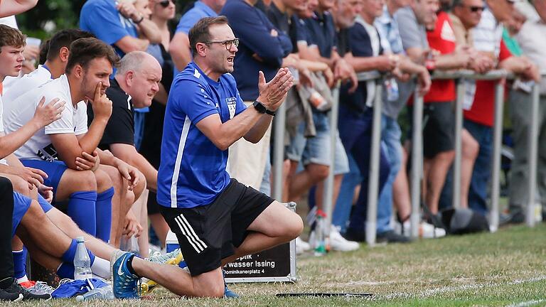 Thomas Redelberger feuert seine Mannschaft im Heimspiel gegen den TSV Gochsheim an. Zumindest konnte Unterpleichfelds Trainer der Partie in Aschaffenburg mit Humor auch Positives abgewinnen.