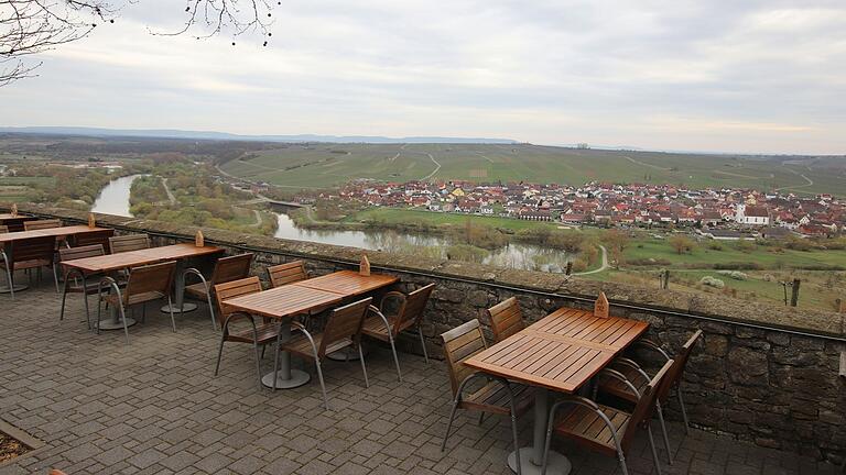 Der Außenbereich der Vogelsburg bei Volkach bietet einen schönen Ausblick auf die Mainschleife.