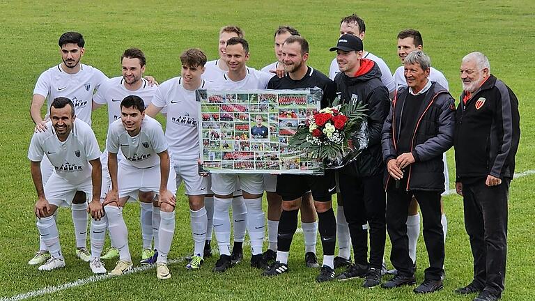 Peter Trappschuh (Mitte, mit Rahmen) bei der Verabschiedung vor dem letzten Saisonspiel.