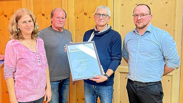 Auf dem Foto (von links): Martina Breitenbach, Berthold Breitenbach, Andreas Käs, Geschäftsführer Jens Adami.