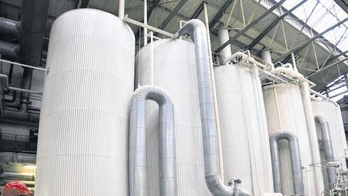 Die Verdampferstation dickt den Saft ein.
