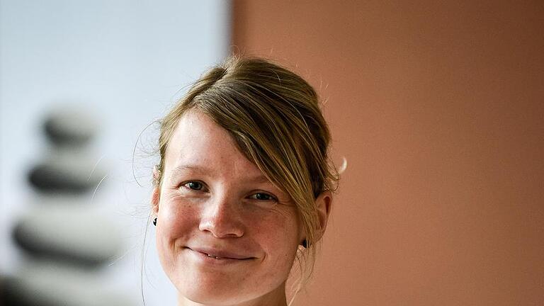 Julia Leppin nimmt in der Mozartschule an einem Yoga-Kurs für Schwangere teil. Für sie bietet der Ort das passende Ambiente. Julia Leppin nimmt in der Mozartschule an einem Yoga-Kurs für Schwangere teil. Für sie bietet der Ort das passende Ambiente.