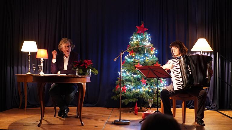 Gerald Huber und Maria Reiter führten ihre Zuhörer im Pfarrer-Hersam-Haus in Gerolzhofen zu den Wurzeln des Weihnachtsfests und den großen Weihnachtstraditionen.