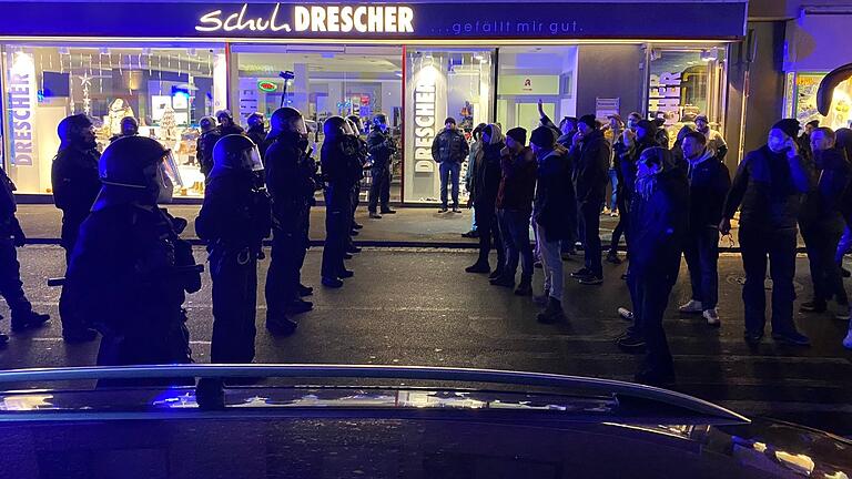 Aufgeheizte Stimmung: Am Roßmarkt stellen sich Demonstrierende Einsatzkräften gegenüber und versuchen eine Absperrung zu durchbrechen.