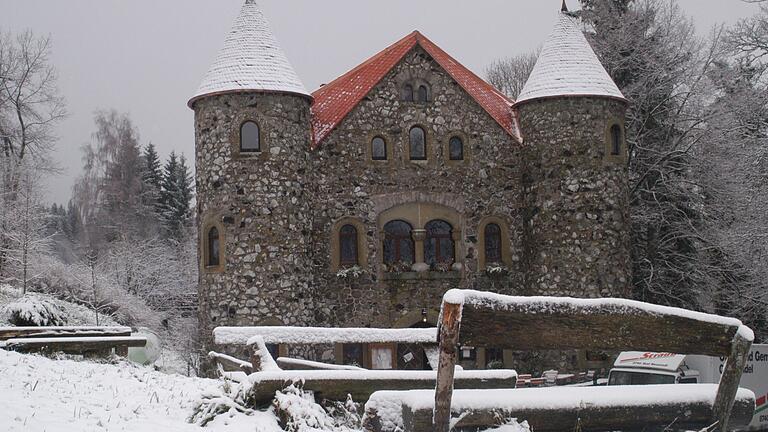 Eine Winterwanderung rund um das Jagdschloss Holzberghof oberhalb von Bischofsheim nahe der Hochrhönstraße kann ein unvergessliches Erlebnis werden.