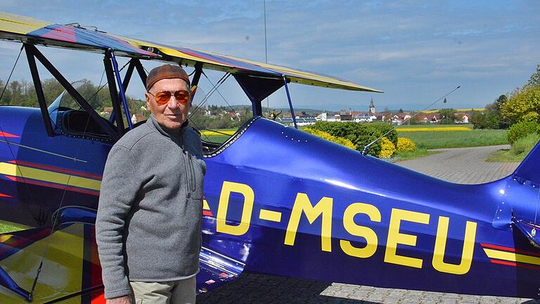 Die 90 Jahre sieht man Elmar Umhöfer aus Saal nicht an. Der tägliche Flug mit seinem Doppeldecker, die Arbeit an den Flugzeugen und der Garten halten ihn jung. Die 90 Jahre sieht man Elmar Umhöfer aus Saal nicht an. Der tägliche Flug mit seinem Doppeldecker, die Arbeit an den Flugzeugen und der Garten halten ihn jung.