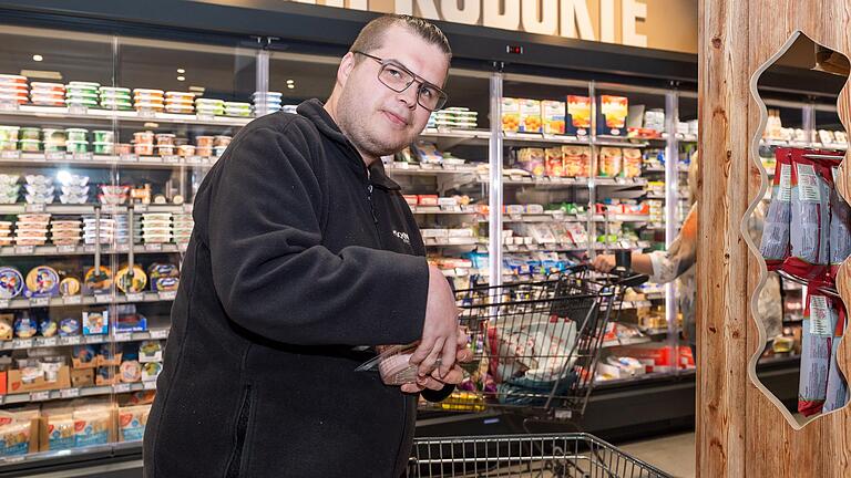 Julian Geier arbeitet seit März 2022 über die Initiative 'Mensch inklusive' der Lebenshilfe Schweinfurt im Edeka Frische-Center Höchner in Hofheim. Julian Geier arbeitet seit März 2022 über die Initiative 'Mensch inklusive' der Lebenshilfe Schweinfurt im Edeka Frische-Center Höchner in Hofheim.