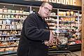 Julian Geier arbeitet seit März 2022 über die Initiative 'Mensch inklusive' der Lebenshilfe Schweinfurt im Edeka Frische-Center Höchner in Hofheim.