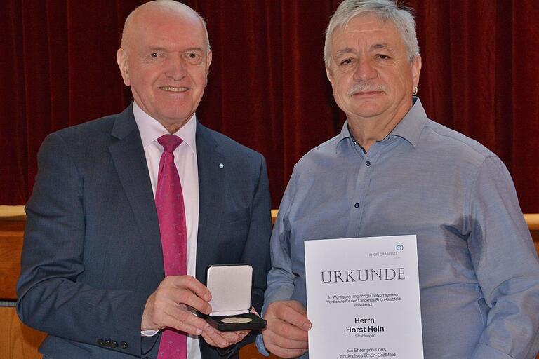 Mit dem Ehrenpreis des Landkreises Rhön-Grabfeld in der Kategorie Einzelperson Sport überreichte Landrat Thomas Habermann Urkunde und Medaille an Horst Hein aus Strahlungen. Mit dem Ehrenpreis des Landkreises Rhön-Grabfeld in der Kategorie Einzelperson Sport überreichte Landrat Thomas Habermann Urkunde und Medaille an Horst Hein aus Strahlungen.