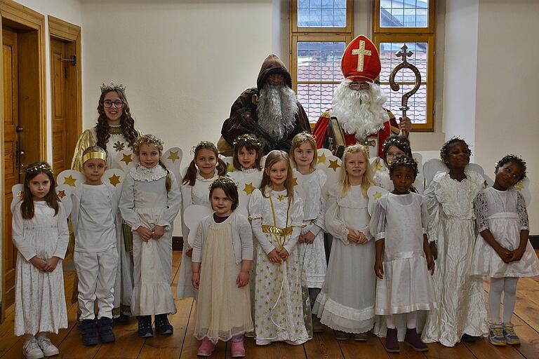 Eine internationale Engelsschar begleitete am Donnerstagnachmittag das Christkind sowie St. Nikolaus und Knecht Ruprecht Eine internationale Engelsschar begleitete am Donnerstagnachmittag das Christkind sowie St. Nikolaus und Knecht Ruprecht