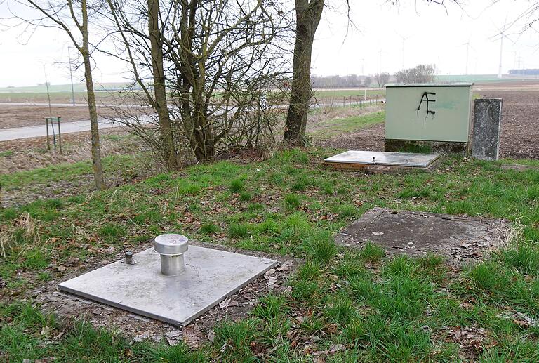 Unter diesen Schachtabdeckungen am Ortsrand befinden sich technische Anlagen für das Abwasser aus Opferbaum. Sie sollen für die neue Kläranlage aufgerüstet werden, aber an dieser Stelle bleiben. Unter diesen Schachtabdeckungen am Ortsrand befinden sich technische Anlagen für das Abwasser aus Opferbaum. Sie sollen für die neue Kläranlage aufgerüstet werden, aber an dieser Stelle bleiben.