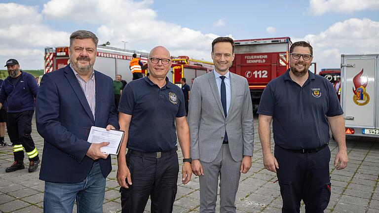 Reichlich Lob erhielten die am Hilfseinsatz beteiligten Feuerwehrleute und die Verantwortlichen bei einem Empfang in Werneck nach ihrer Rückkehr am Dienstag von den Vertretern der Stadt und des Landkreises: (von links) Peter Hoffmann, Amtsleiter Amt für öffentliche Ordnung der Stadt Schweinfurt, Stadtbrandrat Frank Limbach, Landrat Florian Töpper und Kreisbrandinspektor Alexander Bönig.