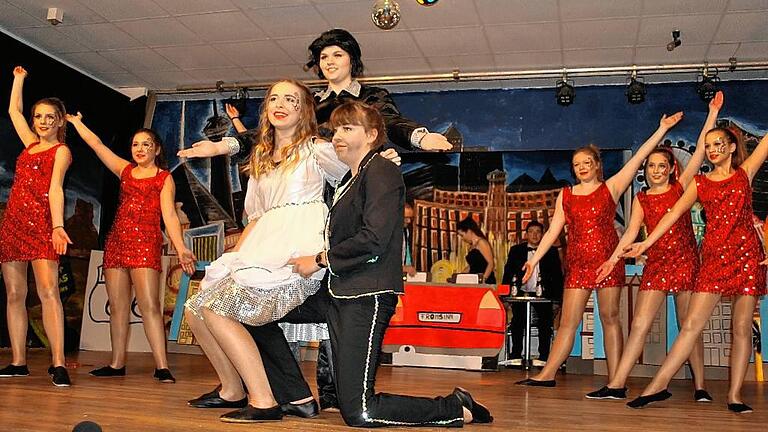 Nur Liebe im Sinn: Beim Showtanz der Waltershäuser Jugendgarde heiratet ein Pärchen in Las Vegas.