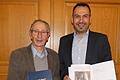 Feierlich überreichte Bürgermeister Holger Baunacher (rechts) dem Wonfurter Heimatforscher Raimund Vogt seine Aufzeichnungen als repräsentatives Buch.