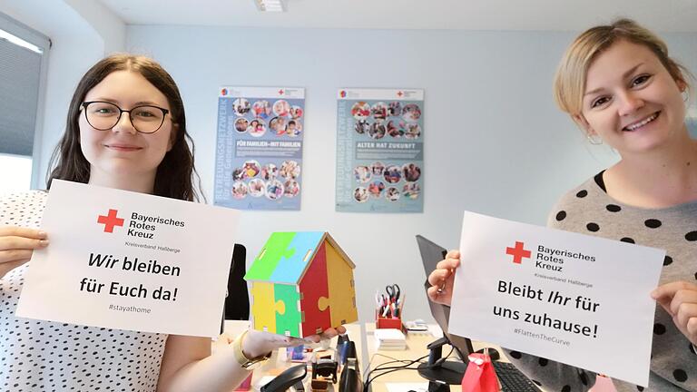 Das Mehrgenerationenhaus ist trotz geschlossener Tür für die Bürgerinnen und Bürger in und um Haßfurt da. Im Foto (von links): Hannah Baunacher und Theresa Greß. Das Mehrgenerationenhaus ist trotz geschlossener Tür für die Bürgerinnen und Bürger in und um Haßfurt da. Im Foto (von links): Hannah Baunacher und Theresa Greß.