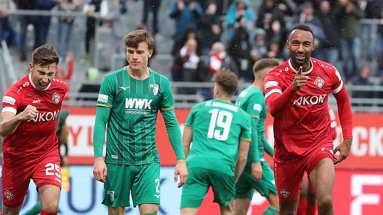 Saliou Sané&nbsp;(rechts) konnte am Samstag einen Hattrick bejubeln. Dominik Meisel (links) hat sichtlich Freude an den Treffern seines Mitspielers.