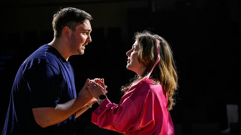 Dominic Rüger und Valerie Engel vom Schauspielclub X in den Rollen John Savage und Lenina Crowne.