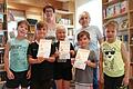 Im Bild von links: Lennard Klein, Jannes Haupt, Pauline Wilhelm, Lias Haupt, Noah Klein mit Bürchereileitung Gabriele Glück und Ute Kuhn.