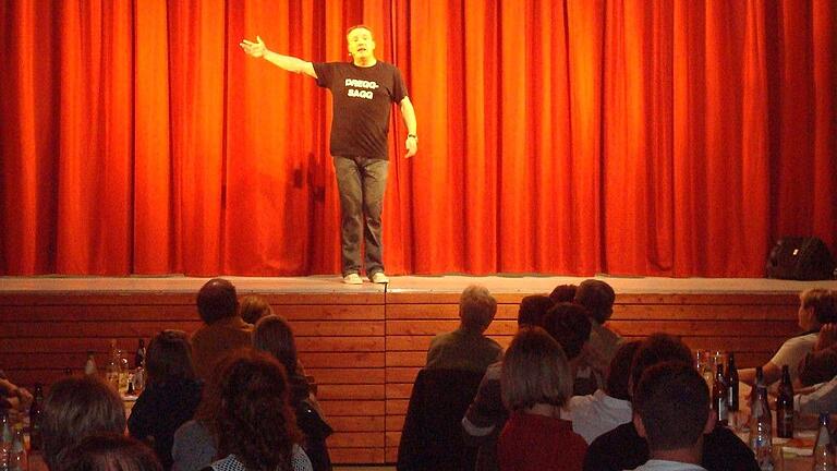 Michl Müller gastierte im Jahr 2008 in der DJK-Halle in Alitzheim. Michl Müller gastierte im Jahr 2008 in der DJK-Halle in Alitzheim.
