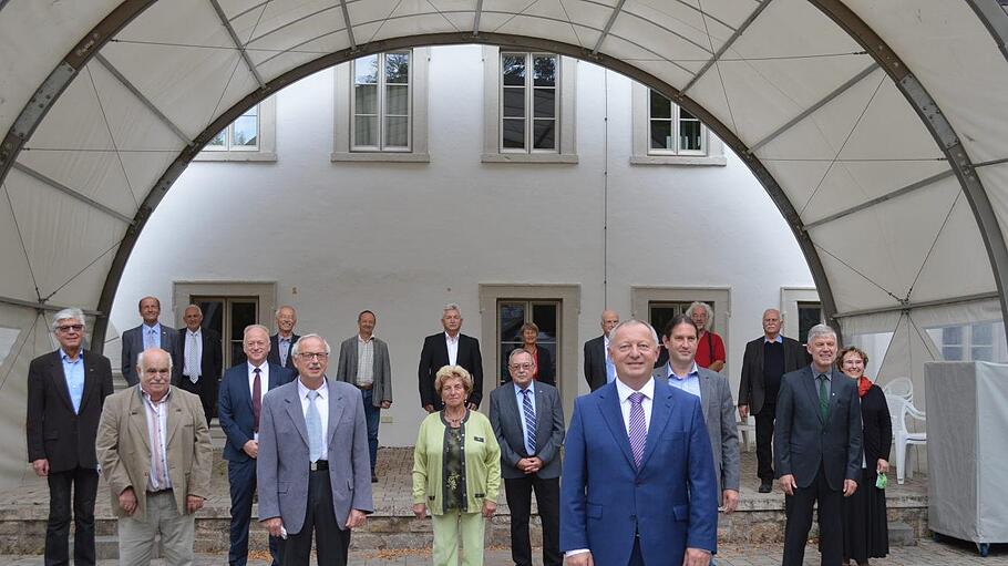 21 Kreistagsmitglieder schieden zum Ende der Wahlperiode 2014 bis 2020 aus dem Gremium aus. Die Ehrungen fanden jetzt in der Hammelburger Musikakademie statt.  Foto: Isolde Krapf       -  21 Kreistagsmitglieder schieden zum Ende der Wahlperiode 2014 bis 2020 aus dem Gremium aus. Die Ehrungen fanden jetzt in der Hammelburger Musikakademie statt.  Foto: Isolde Krapf