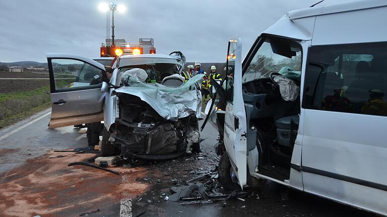 Am Donnerstagmorgen kam es zwischen Salz und Niederlauer zu einem Verkehrsunfall. Zwei Personen wurden schwer verletzt.