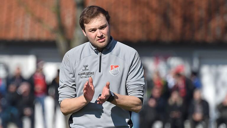 Trainer Julian Grell (TSV Aubstadt) hofft auf einen Auswärtssieg seiner Mannschaft beim SV Schalding-Heining.