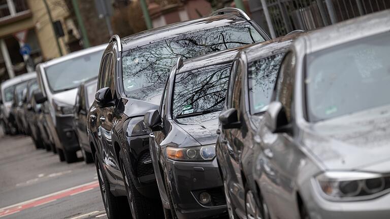 SUV - Fettes Auto: Ein SUV parkt in einer Reihe mit anderen Autos. (Archivbild) SUV - Fettes Auto: Ein SUV parkt in einer Reihe mit anderen Autos. (Archivbild)