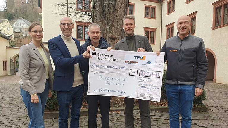Im Rathaushof kamen (von rechts) Ralph Dostmann, Oberbürgermeister Markus Herrera Torrez, Wolfgang Dostmann, Axel Dostmann und Anna Karina Schirmacher zur Spendenübergabe zusammen.